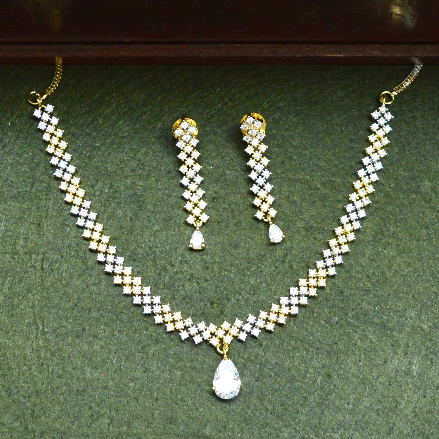 Pearlfect Sleek AD Necklace Set