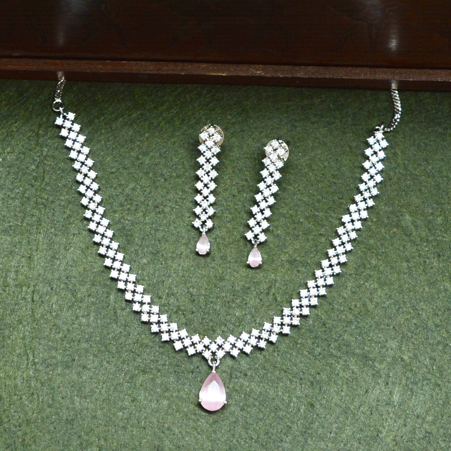 Pearlfect Sleek AD Necklace Set
