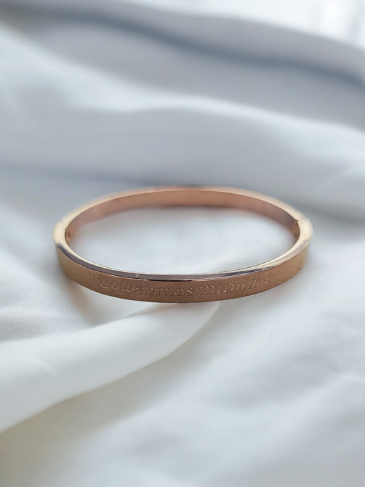 Pearlfect "Te Queresmo Mama" Bracelet