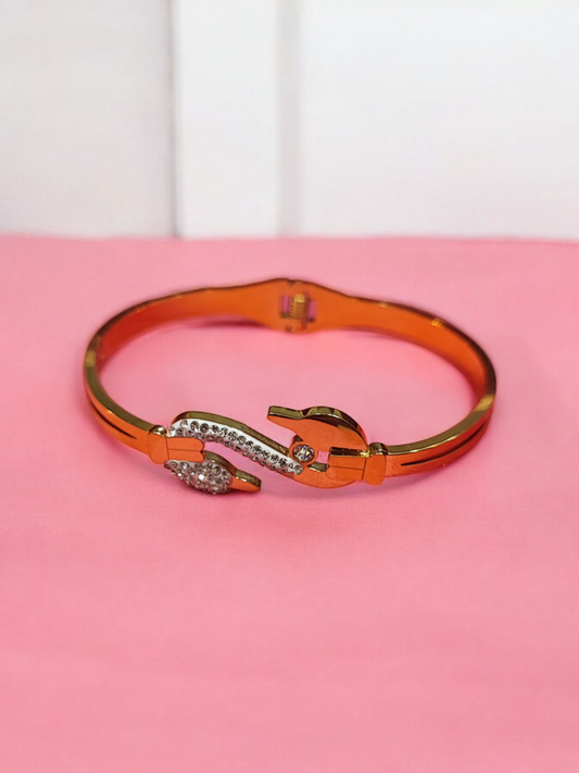 Pearlfect Swan Bracelet